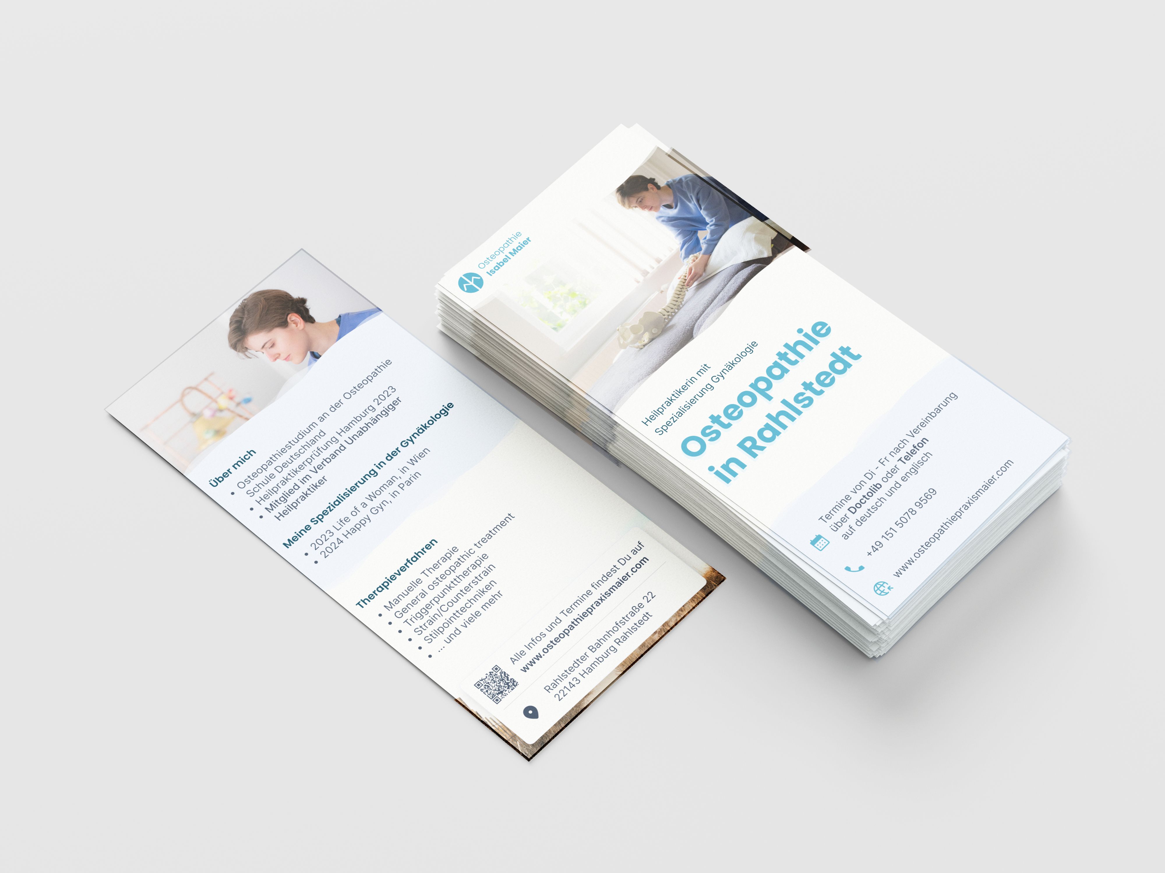 Zwei Stapel von Flyern; einer mit der Vorderseite und einer mit der Rückseite der Flyer